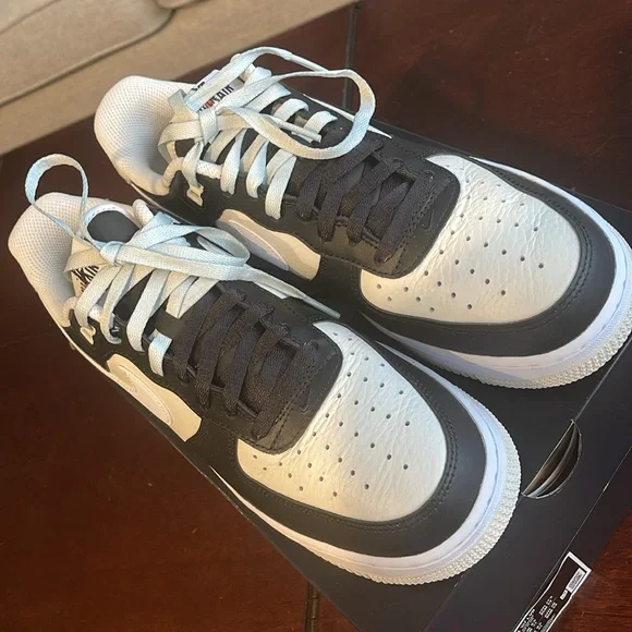 NIKE - AIR FORCE 1 ‘07 LV8 - Black/Light Silver-Phantom - Size 9.5 - Picture 6 of 8